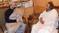 Sri Sri Ravi Shankar Meets Mirwaiz Umar Farooq, Stresses Peace and Dialogue in Kashmir