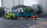Un jubilado logró salir a tiempo y se salvó de milagro tras incendiarse su auto en La Plata