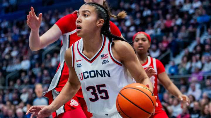 Women's college basketball AP Top 25: UConn, South Carolina on top, Michigan jumps