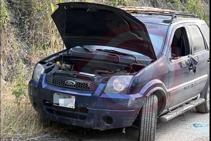 Abandonan camioneta vandalizada en la Atlapexco