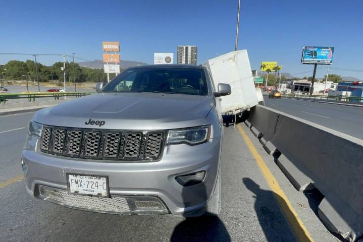 Saltillo: Desprendimiento de remolque sorprende a conductor y causa incidente vial