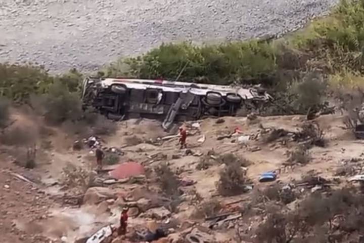 Tragedia en carretera de Perú: bus cae a un abismo y deja 37 muertos