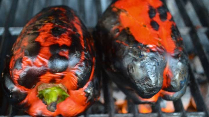 Cómo preparar pimientos morrones para la pizza: la receta riquísima que se hace en 30 minutos