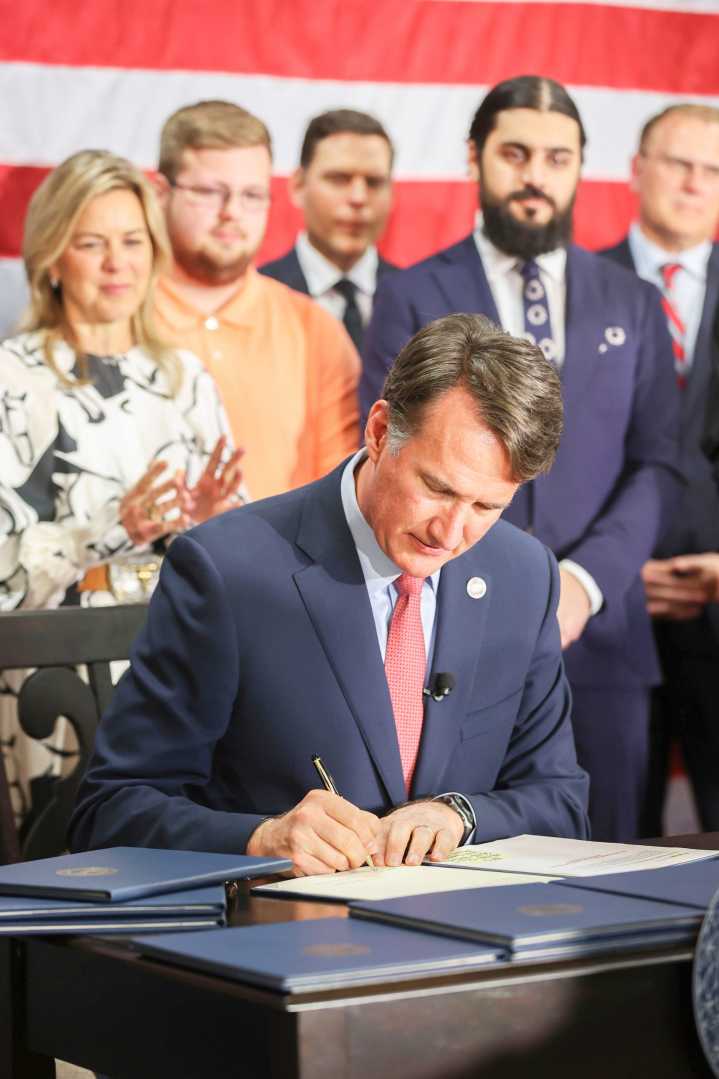 Youngkin firma orden ejecutiva para que las escuelas vuelvan a recibir la prueba de aptitud física presidencial