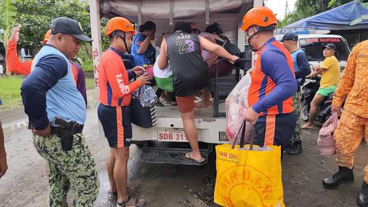 Super Typhoon Fung-wong makes landfall in Philippines; a million people evacuate