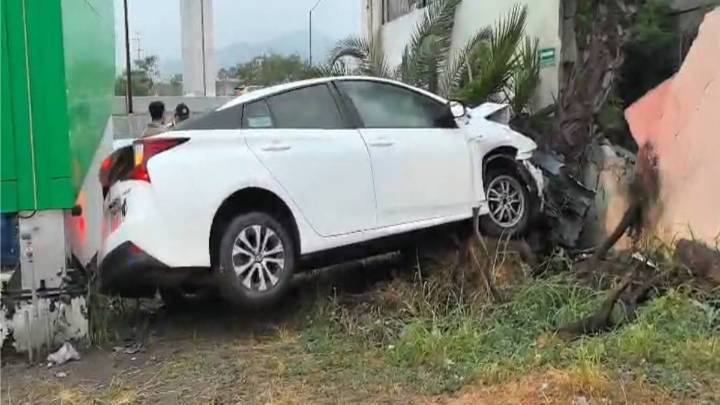 Conductor se impacta contra muro en avenida Constitución en Monterrey