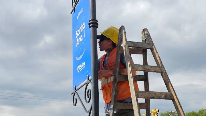 Se llevan colocados 100 carteles que identifican el nombre de los barrios de Salta