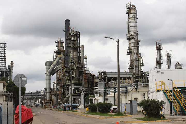 Despedido por "apitutar" a su polola: Revelan causa de la salida del gerente general de ENAP Refinerías
