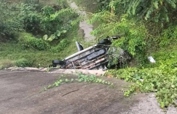 En persecución, vuelca patrulla de la GCE; hay cinco policías heridos