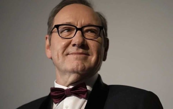 Revela Kevin Spacey que vive sin hogar tras escándalo sexual