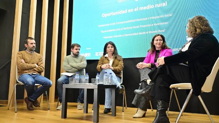 La jornada sobre despoblación en Salorino analiza la vivienda rural como solución y oportunidad