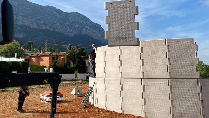 Una nueva balsa contraincendios en el Montgó montada en un plis plas