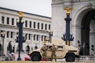 'Deadly stain': Onlookers crack up as agent complains Sandwich Guy made his uniform smell