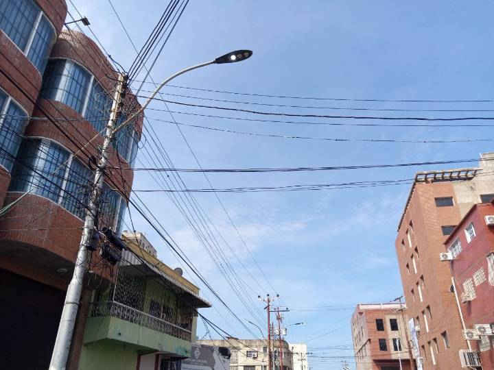 Voz Comunitaria | Vecinos de la calle Ricaurte piden mejoras en alumbrado público y reubicación de vendedores