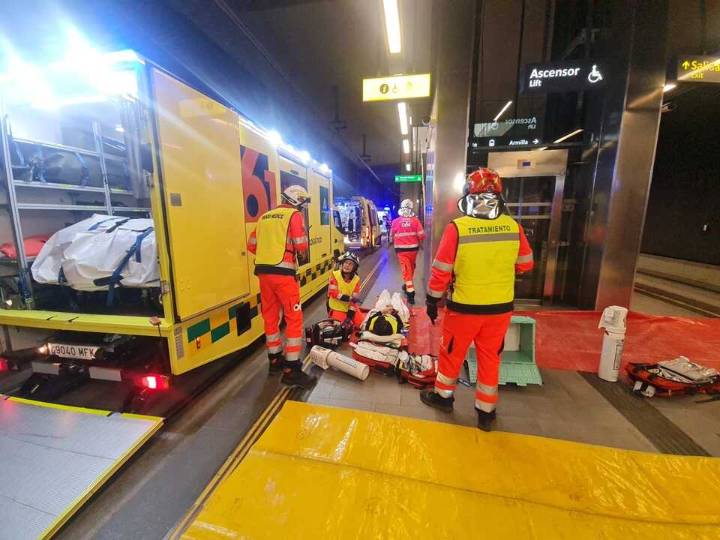 El 061 coordina el dispositivo sanitario en un simulacro de accidente de metro en la capital