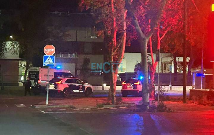 Susto en Toledo al arder una furgoneta frente a unos laboratorios en el Polígono Industrial