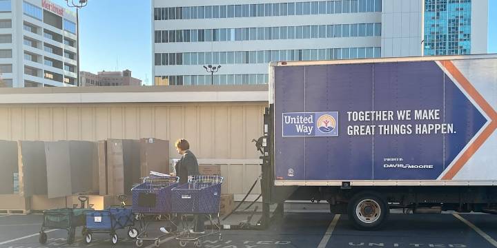 United Way hosts flash food drive to gather food for “neighbors in need”