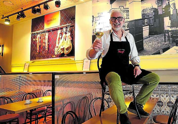 Mugi, Juanma es hostelero de los pies a la cabeza