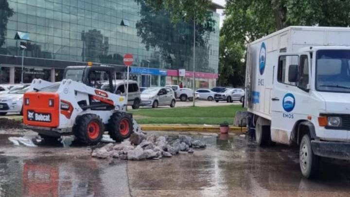 El EMOS repara un caño principal de distribución: piden cuidar el uso del agua