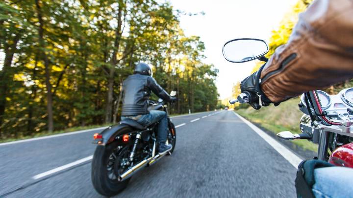 Nueva regla para motociclistas en Colombia aplicará desde el 2026: MinTransporte amplió el tiempo para norma técnica