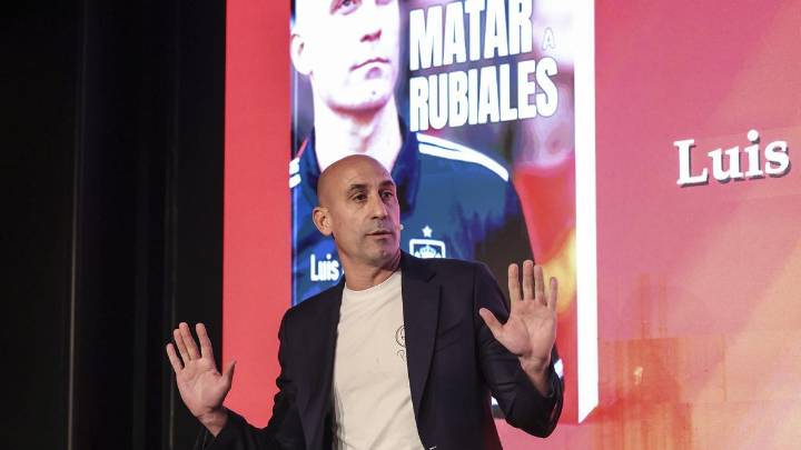 Un tío de Rubiales le ataca con huevos durante la presentación de su libro