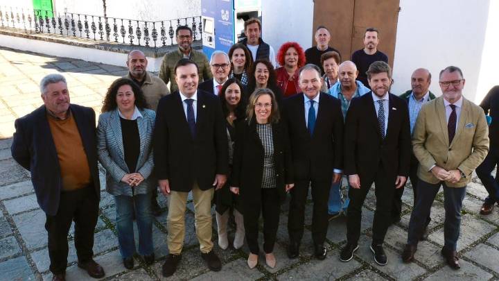 Los vecinos de Cumbres de Enmedio pueden ya retirar dinero en efectivo en el cajero automático instalado por Diputación