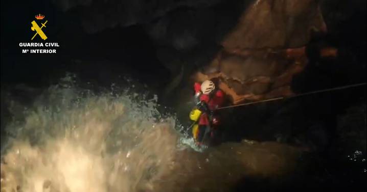 La Guardia Civil rescata a dos espeleólogos en una cueva de Picos de Europa