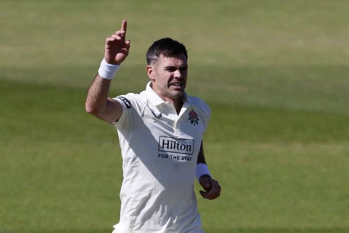 James Anderson signs new Lancashire deal to extend playing career