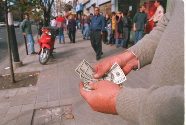 Cortando la semana, ¿subió o bajó el dólar blue en la city salteña?