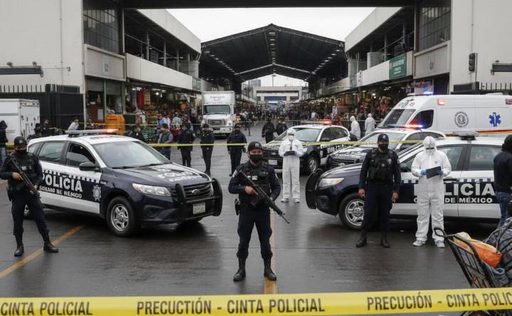 Conductor de camión destroza a peatón tras pasarle por encima en Iztapalapa