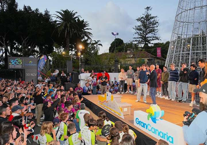 Los campeones del mundo encabezan la presentación oficial de la TotalEnergies Gran Fondo Pico de las Nieves en Arucas