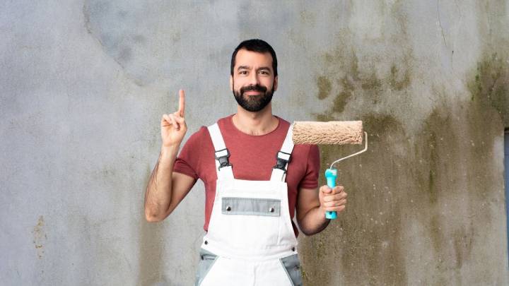 El truco de viejos pintores para quitar las manchas de humedad de las paredes sin gastar dinero