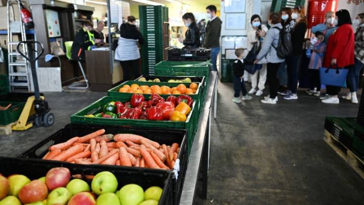 “Nos hace falta ayuda”: organizaciones ayudan a los empleados federales con alimentos ante el cierre de gobierno