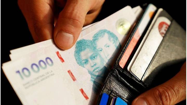 El gobierno convocó al Consejo del Salario para definir un aumento del sueldo mínimo