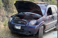 Abandonan camioneta vandalizada en la Atlapexco