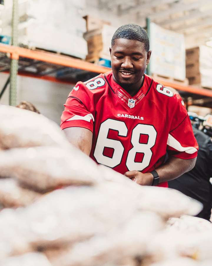 Cardinals lineman helping fight hunger with United Food Bank