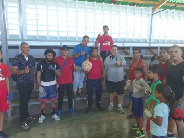 Grupo de jóvenes donan alimentos y material deportivo a atletas deltanos