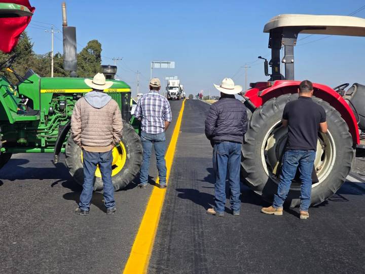 Campesinos cierran carreteras en Tlaxcala; la medida generó molestia en automovilistas