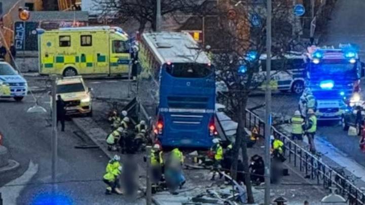 Tragedia en Suecia: Varios muertos y heridos tras chocar un autobús con una marquesina (+Fotos)
