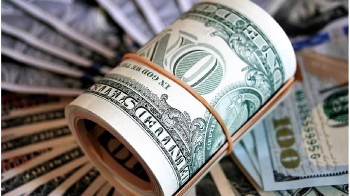 El dólar oficial cedió y cayó por debajo de los $1.500: la cotización de la divisa