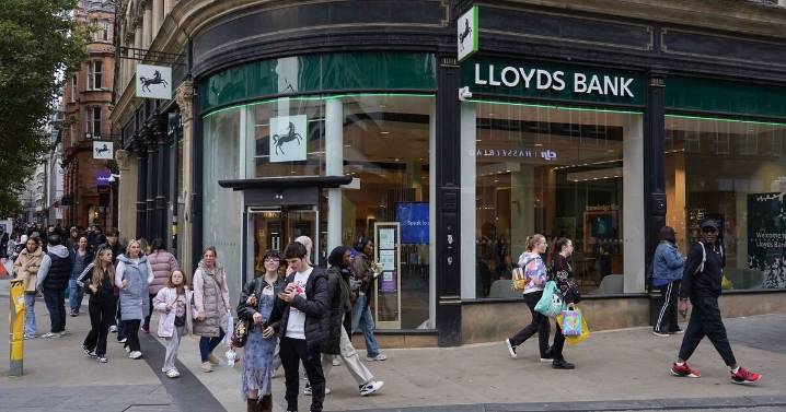 Lloyds closes 15 banks across UK in November - full list of towns 