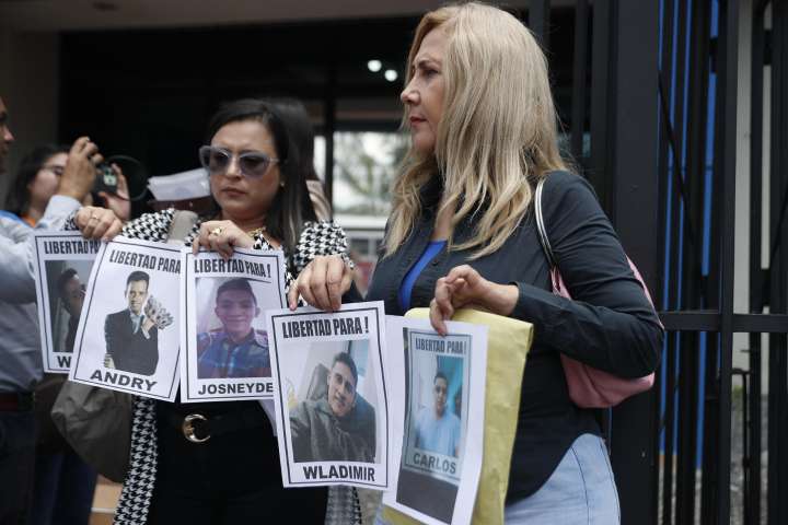 Los venezolanos enviados por EEUU a la cárcel de Bukele denuncian torturas, revela HRW