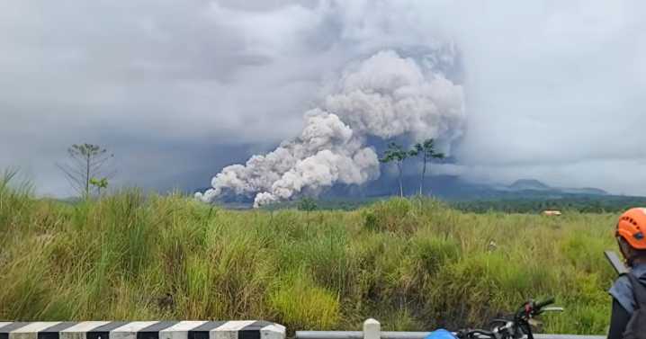 Indonesia volcano erupts LIVE: People run for their lives as Australia on alert