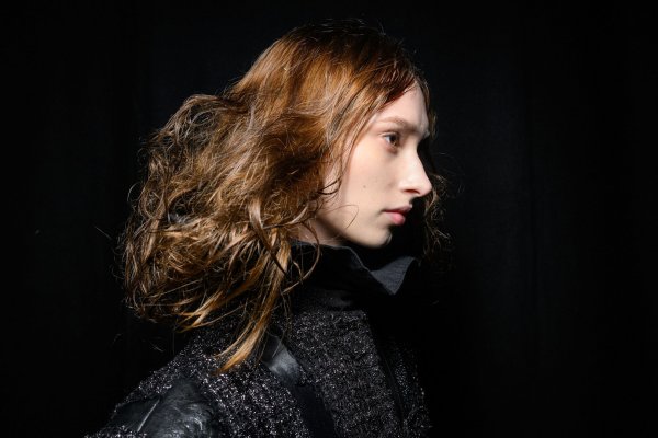 La rutina de cuidado del pelo por la noche