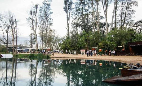 La laguna secreta a 40 km de Buenos Aires con agua turquesa y bosques