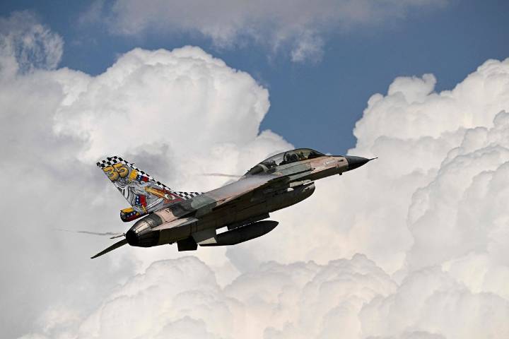 Trump declara que espacio aéreo de Venezuela se considere cerrado