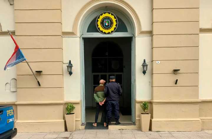 No tenía dónde dormir y lo agarró la lluvia: lo detuvieron en el interior de un camión