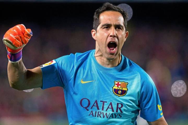 Prestigiosa revista incluyó a Claudio Bravo en lista de los 10 mejores arqueros de la historia del Barcelona