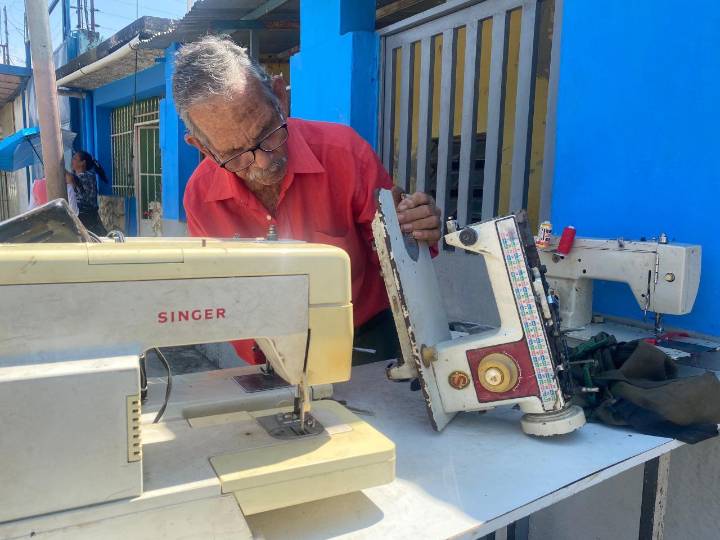 Las máquinas de coser aún tienen quien las repare