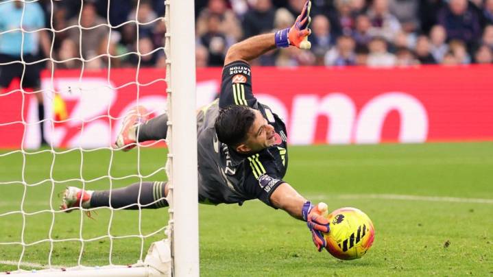 El Dibu Martínez atajó un penal y mantuvo su valla invicta en la victoria 4